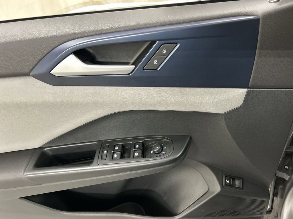 Certified 2023 Volkswagen Taos SE w/ Black Wheel Package AWD/4WD image 11