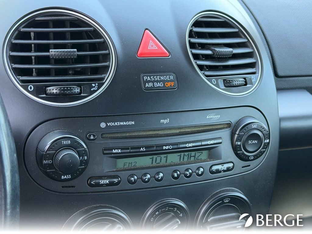 Used 2010 Volkswagen Beetle Final Edition FWD image 26