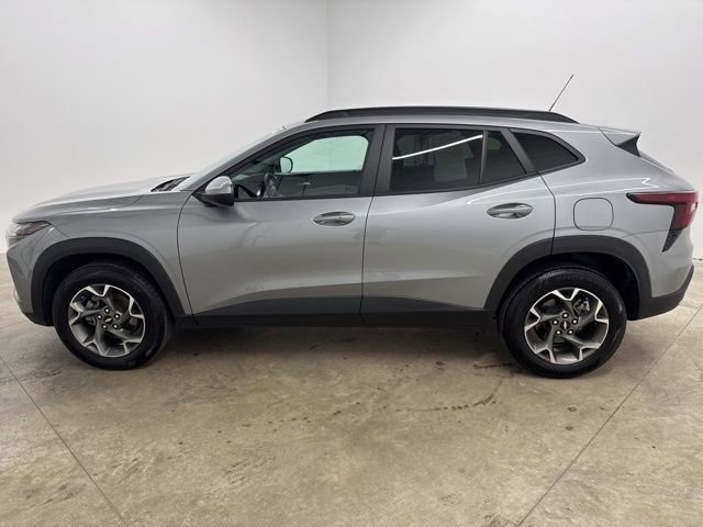 Used 2024 Chevrolet Trax LT w/ Driver Confidence Package FWD image 8