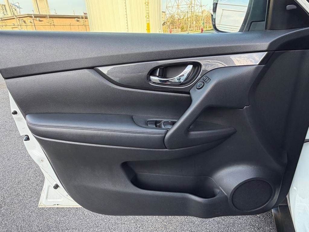 Used 2018 Nissan Rogue SV image 24