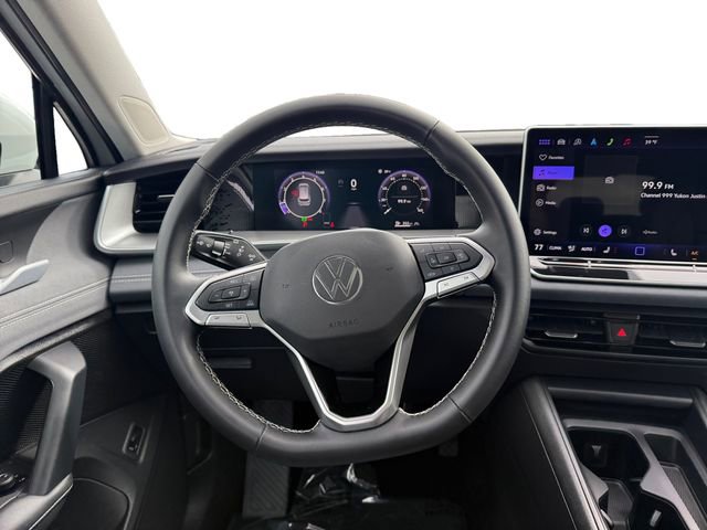 Used 2025 Volkswagen Tiguan SE w/ Panoramic Sunroof Package image 17