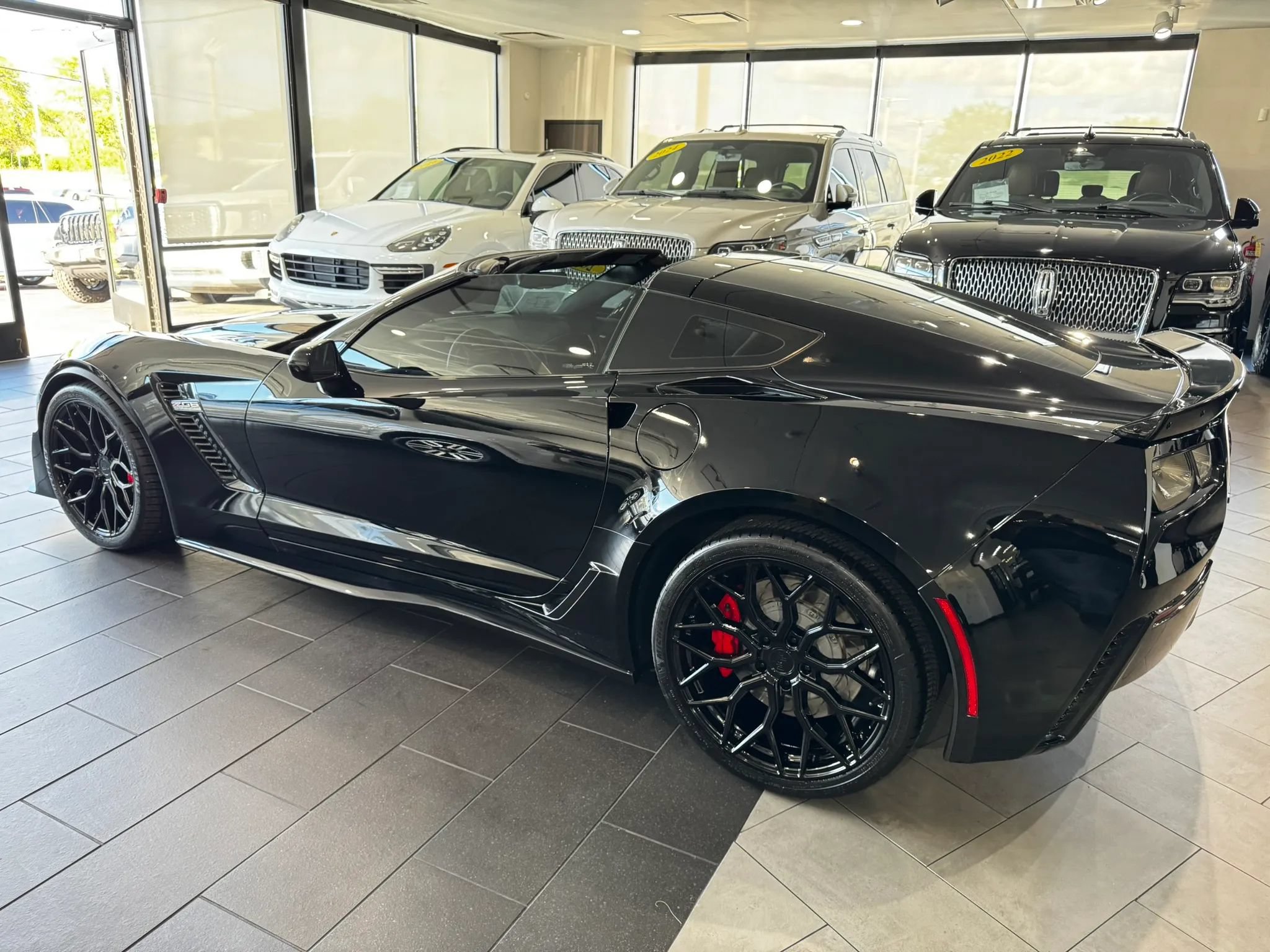 Used 2015 Chevrolet Corvette Z06 w/ 3LZ Preferred Equipment Group RWD image 2