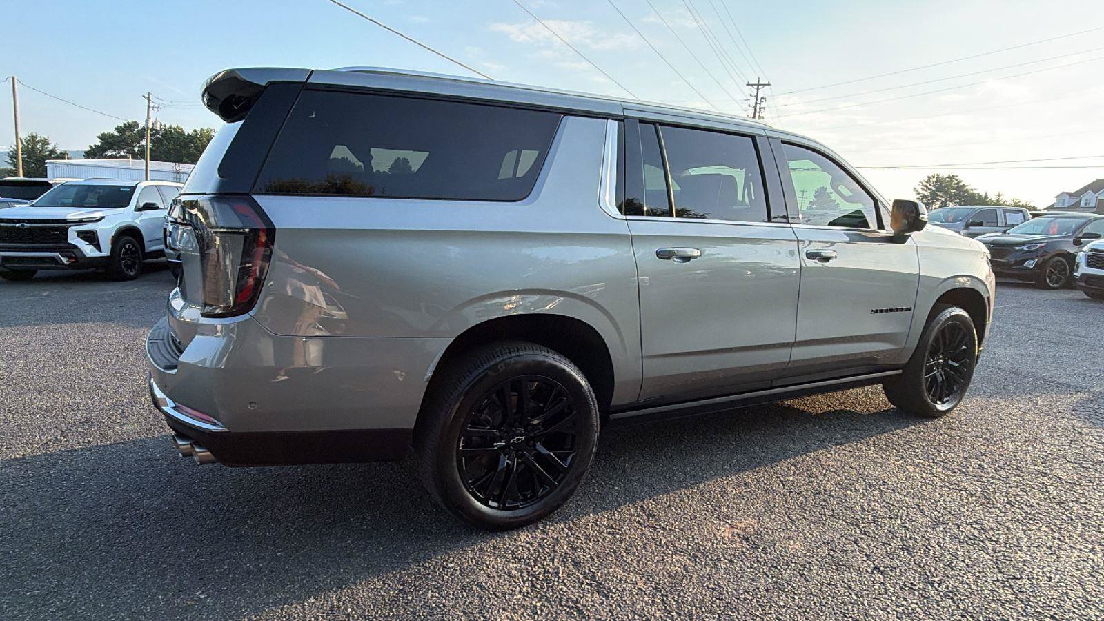 Used 2025 Chevrolet Suburban Premier AWD/4WD image 8