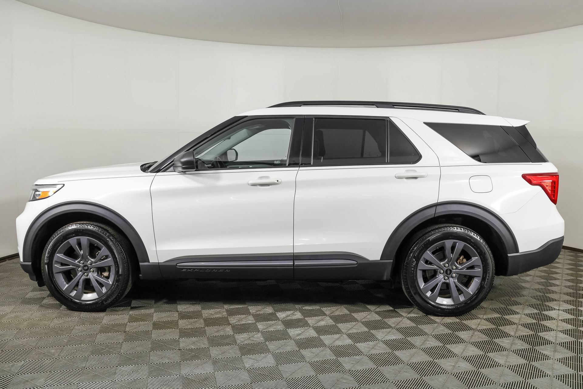 Used 2023 Ford Explorer XLT w/ Equipment Group 202A AWD/4WD image 22