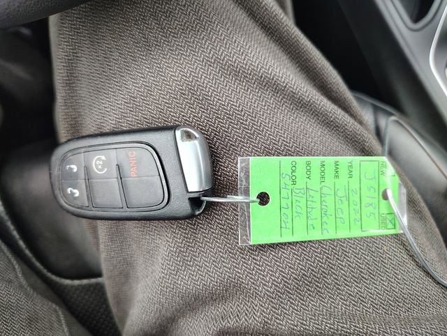 Used 2022 Jeep Cherokee Latitude Lux FWD image 24