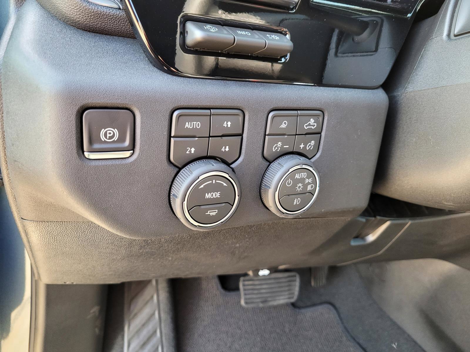 New 2026 Chevrolet Silverado 2500 High Country w/ High Country Premium Package AWD/4WD image 17