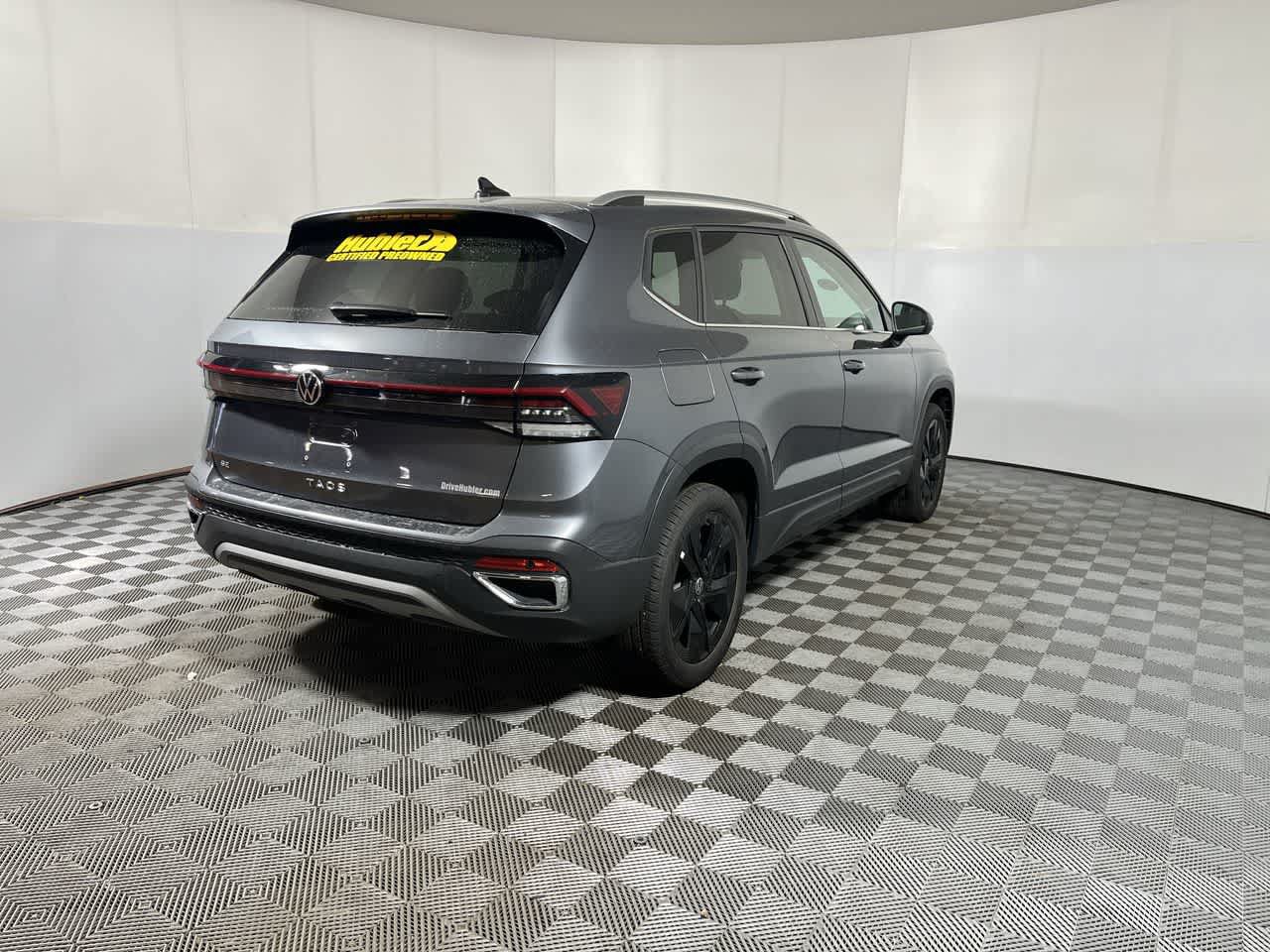 Used 2025 Volkswagen Taos SE w/ Black Wheel Package FWD image 8