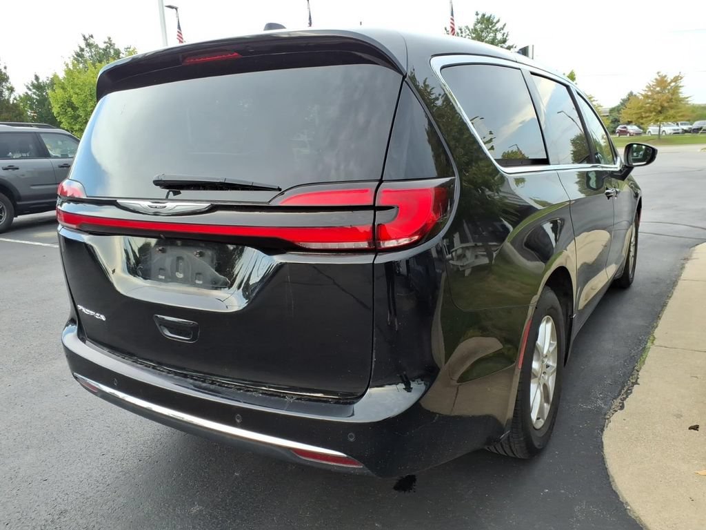 Used 2024 Chrysler Pacifica Touring-L FWD image 4