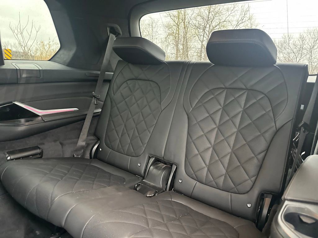 Certified 2025 BMW X7 xDrive40i w/ M Sport Package image 22