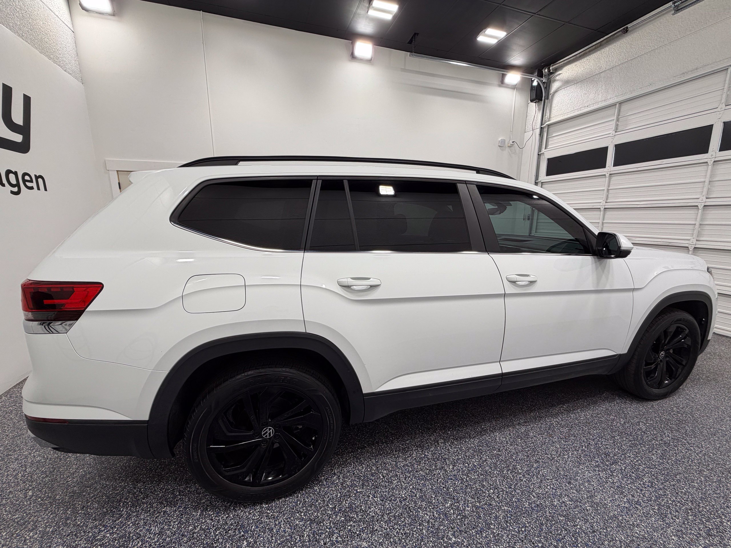 Certified 2023 Volkswagen Atlas SE w/ Black Wheel Package FWD image 8