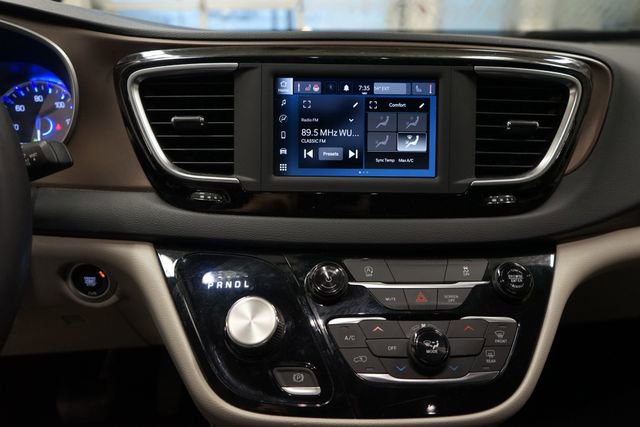 Used 2022 Chrysler Voyager LX image 14