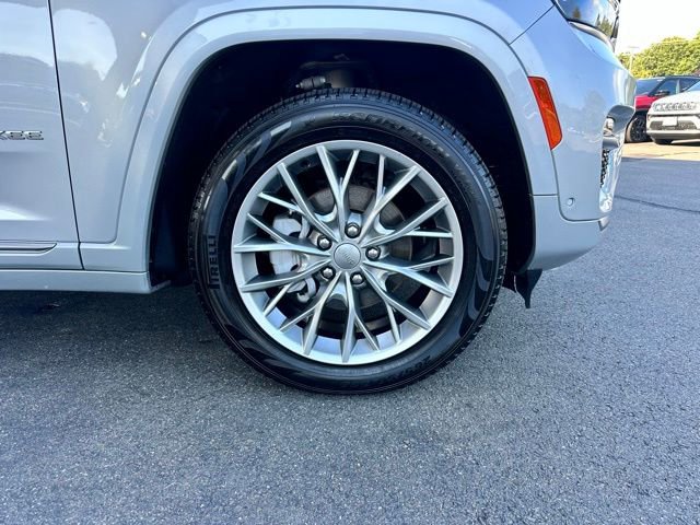 Used 2023 Jeep Grand Cherokee Summit w/ Luxury Tech Group V image 35