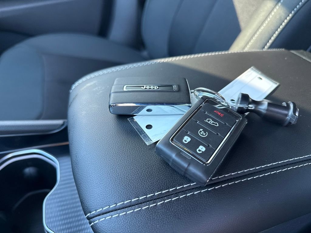 New 2025 Jeep Grand Cherokee L Laredo w/ Luxury Tech Group I image 42