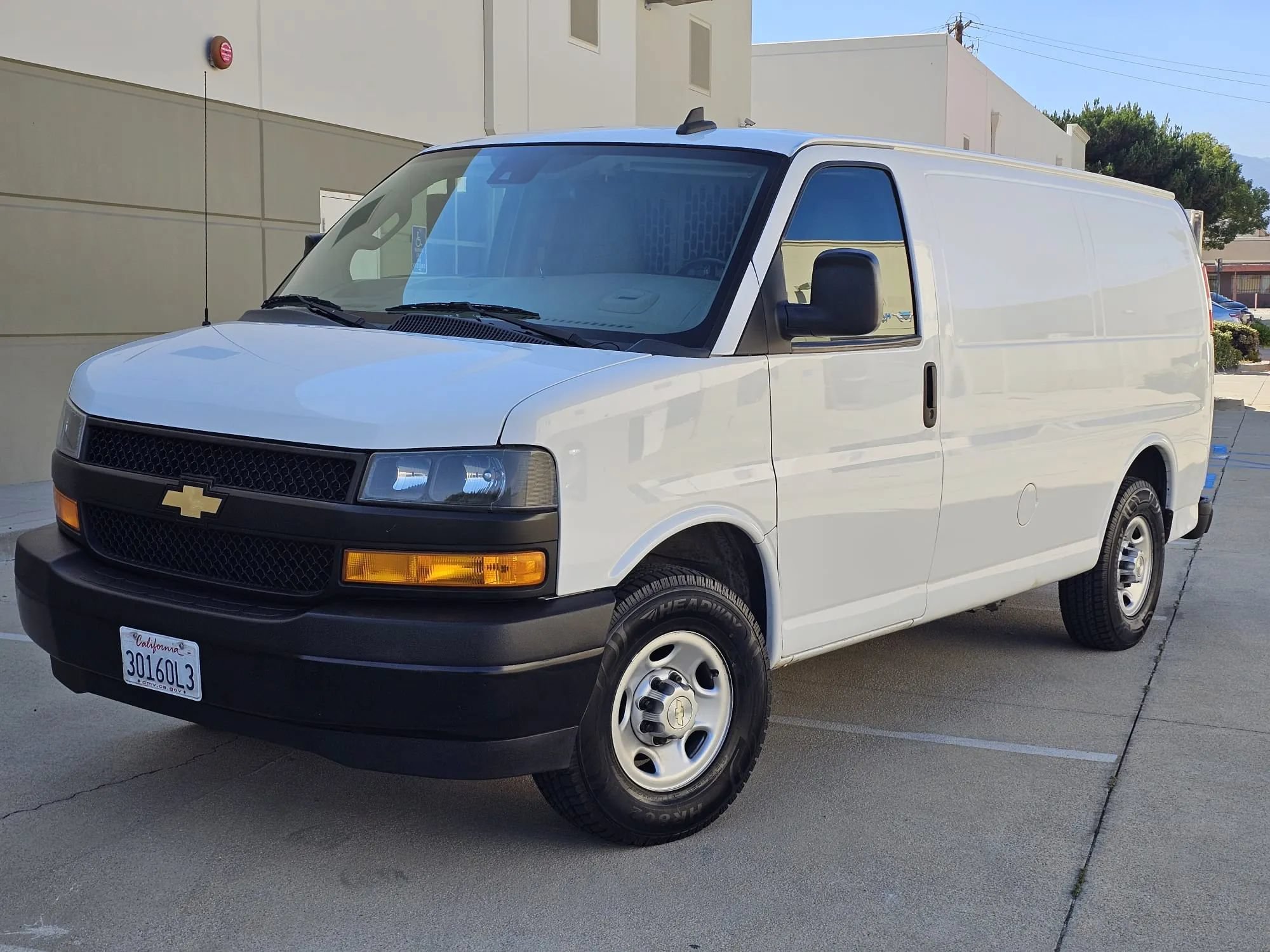 Used 2021 Chevrolet Express 3500 w/ Driver Convenience Package RWD image 1