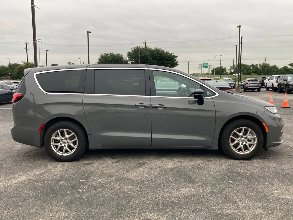 Used 2025 Chrysler Pacifica Select FWD image 3