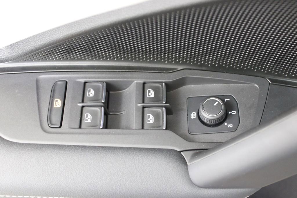 Certified 2025 Volkswagen Tiguan SE image 17