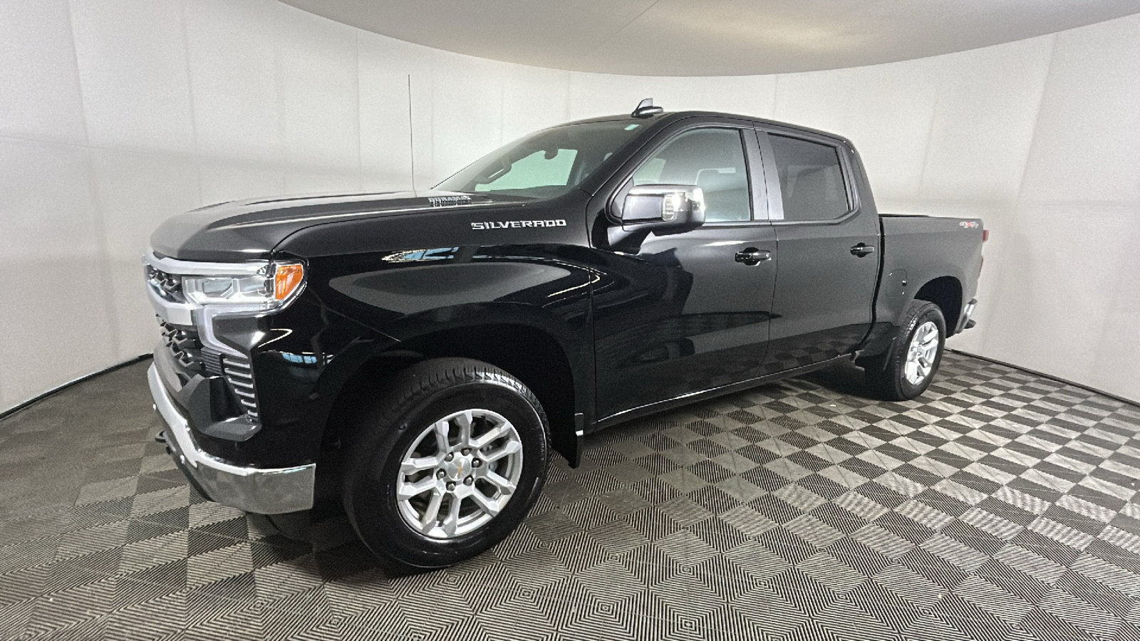 Used 2025 Chevrolet Silverado 1500 LT w/ Safety Package AWD/4WD image 8