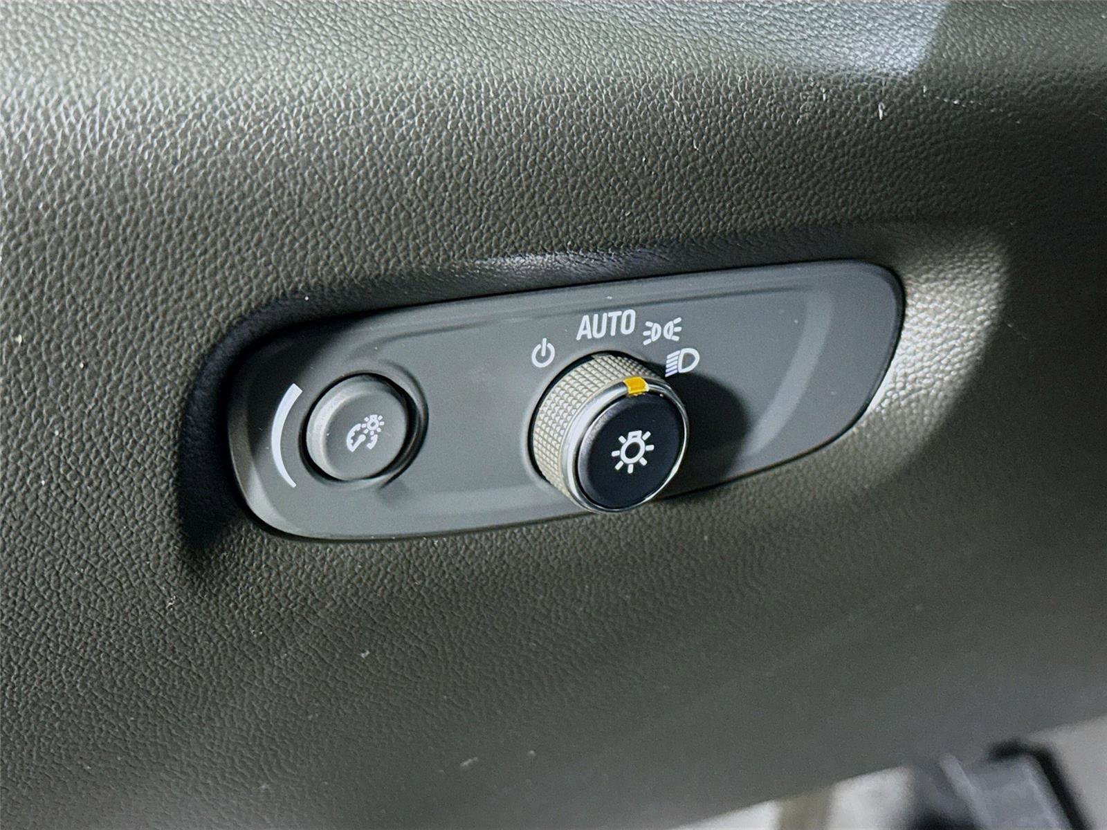 Used 2022 Chevrolet Traverse LT image 11