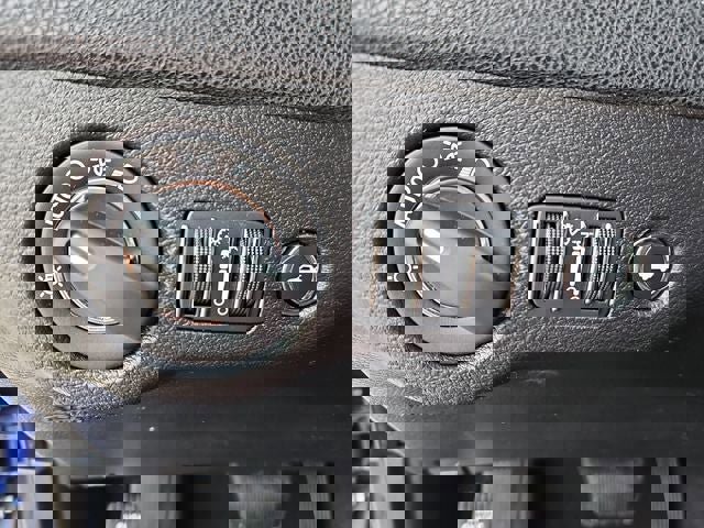 Used 2019 Chrysler 300 Touring w/ Chrome Appearance Package image 30