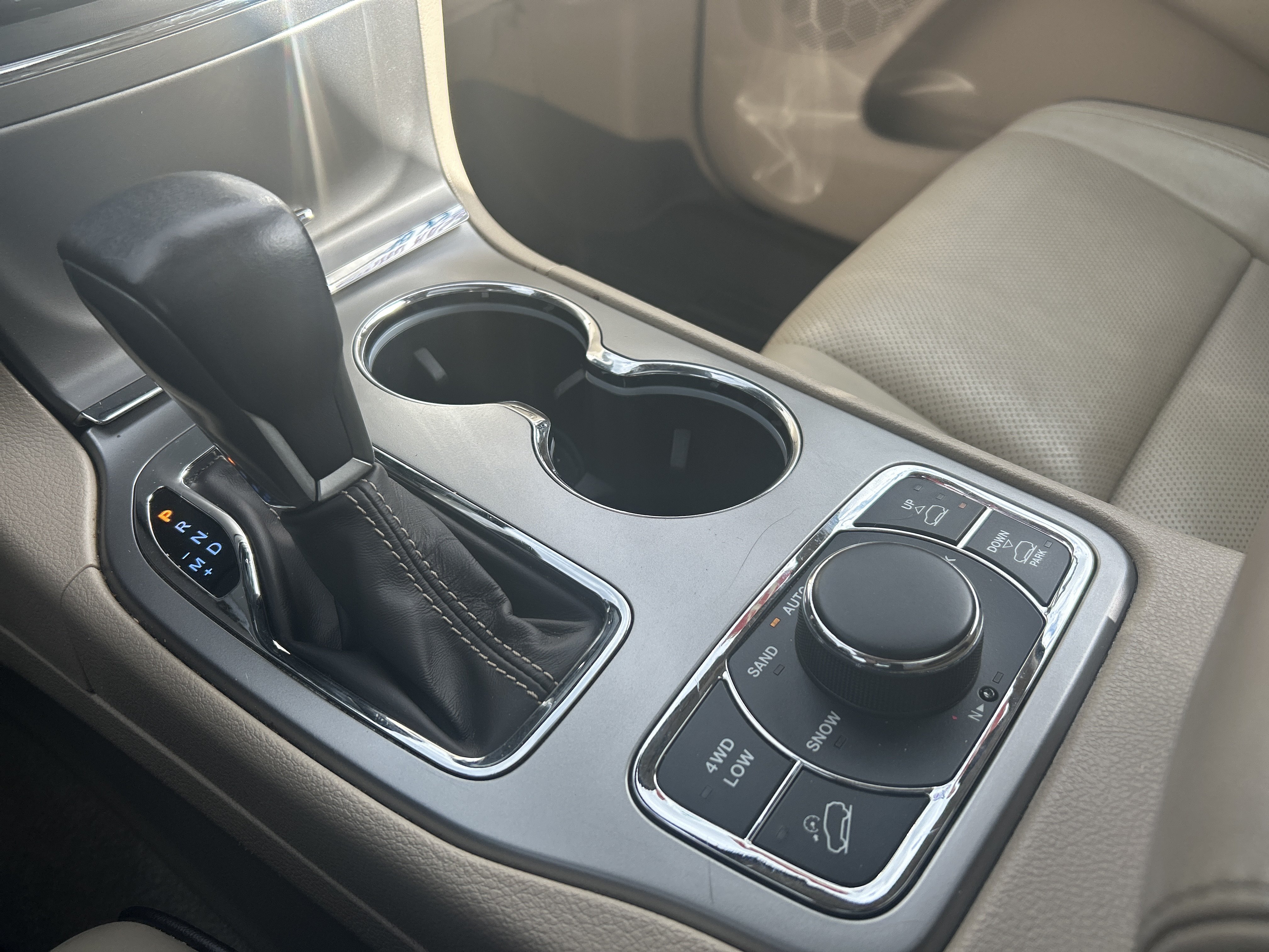 Used 2018 Jeep Grand Cherokee Overland AWD/4WD image 21