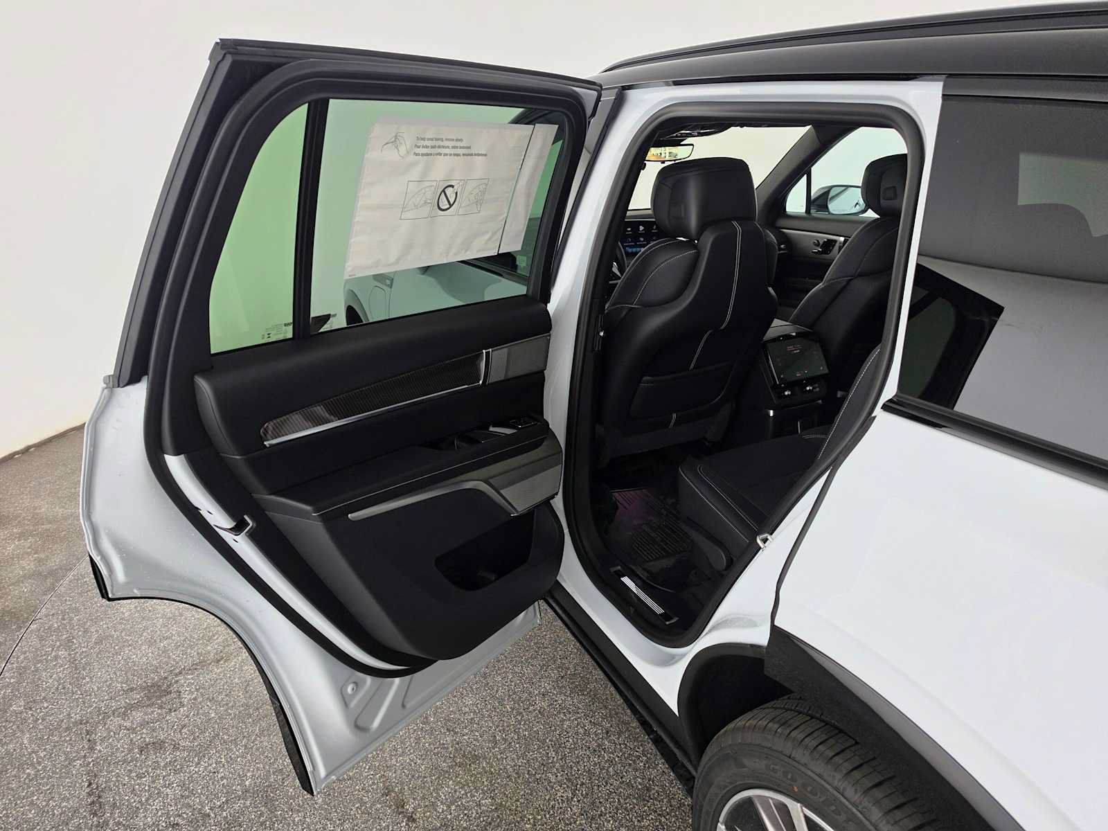 New 2027 Cadillac Vistiq Sport w/ LPO, Floor Liner Package AWD/4WD image 17