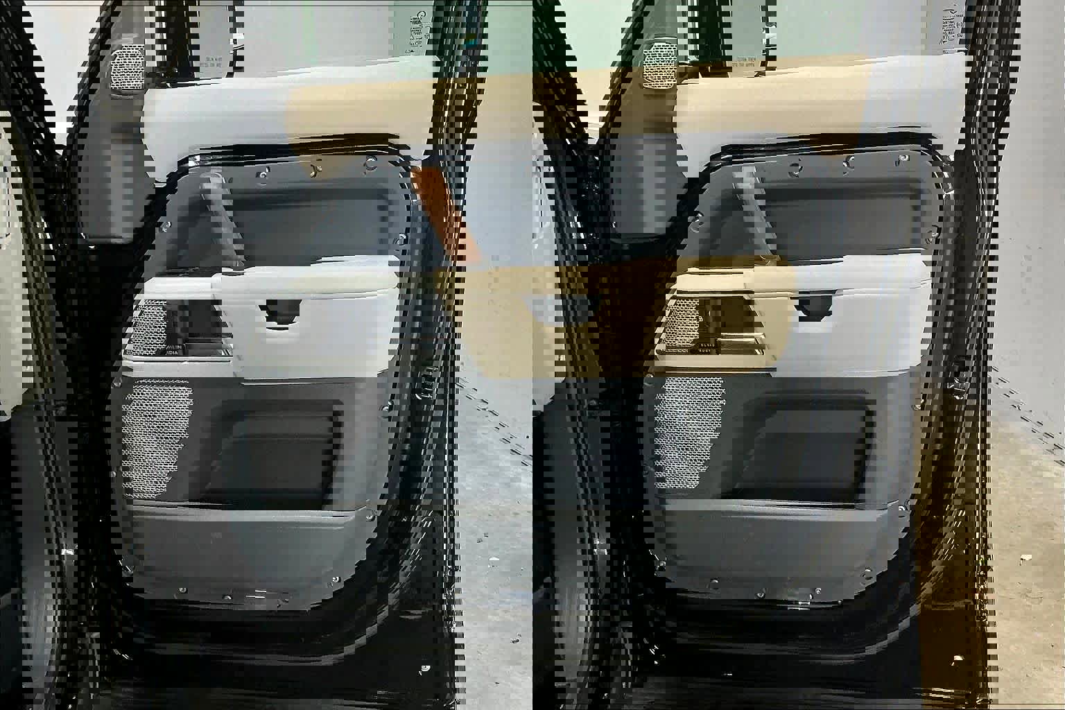 Used 2023 Land Rover Defender 130 X-Dynamic SE image 26