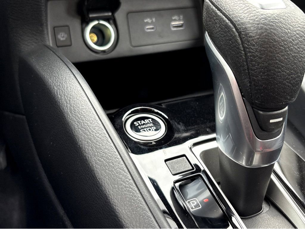 New 2025 Nissan Versa SR w/ Trunk Package FWD image 6