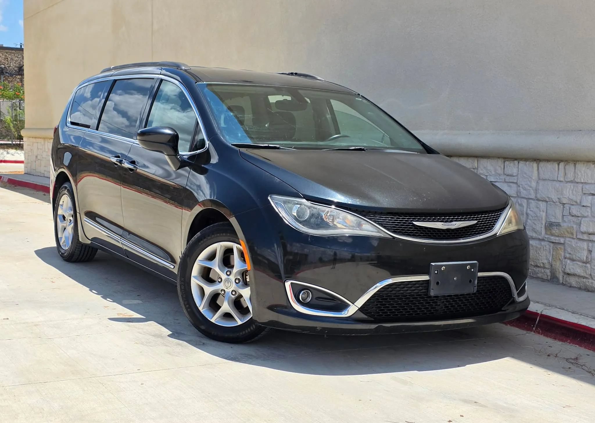 Used 2017 Chrysler Pacifica Touring-L w/ Tire & Wheel Group FWD image 1
