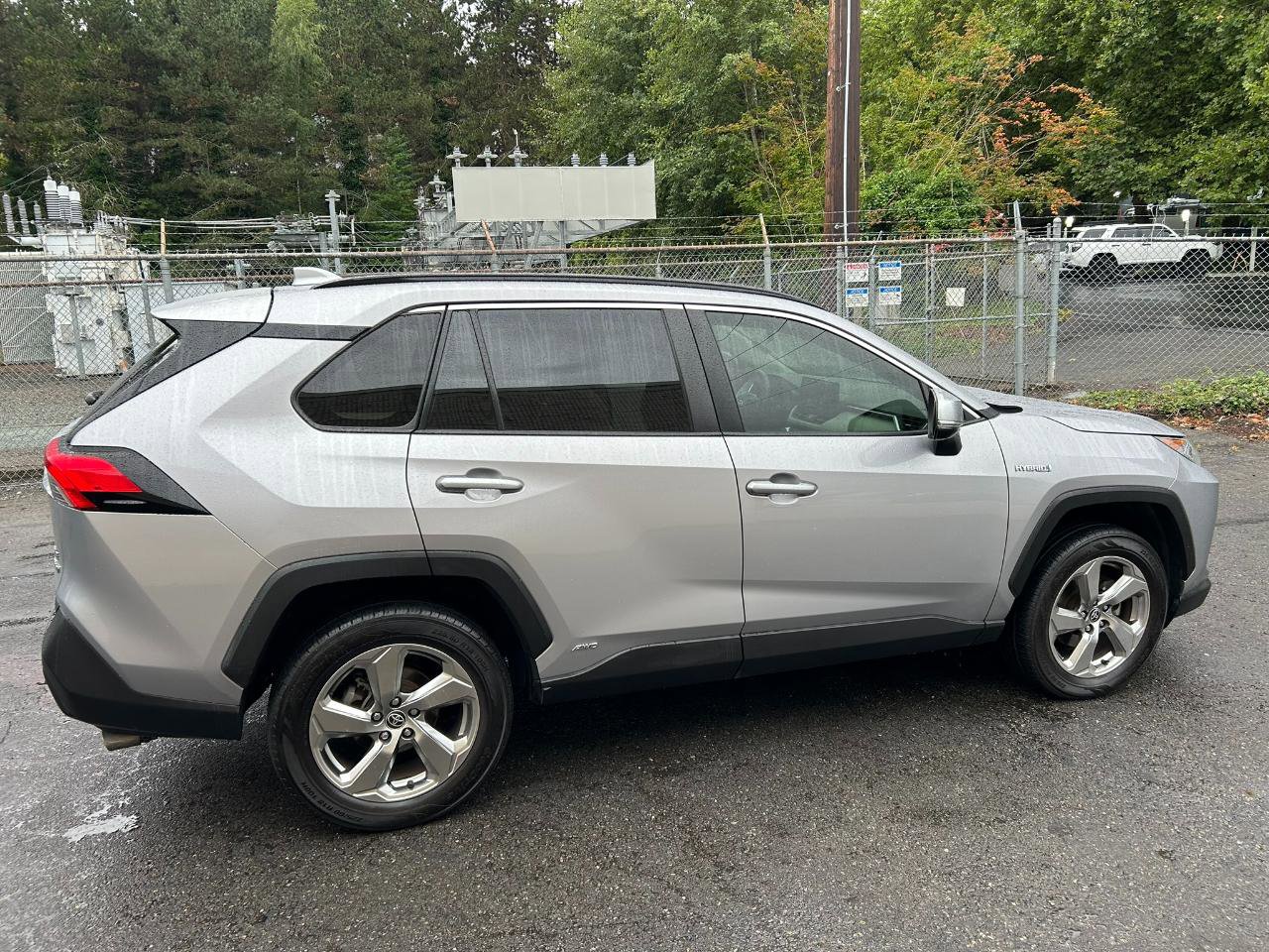 Used 2021 Toyota RAV4 XLE Premium image 4