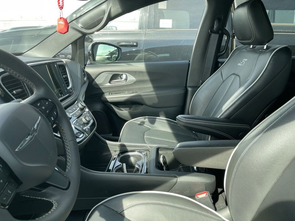 Used 2025 Chrysler Pacifica Limited FWD image 4