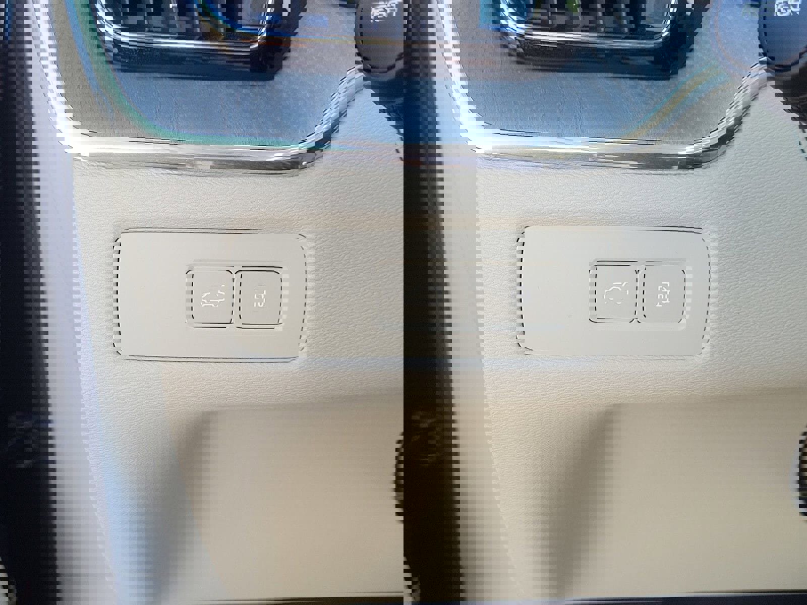 Certified 2024 Volvo XC60 T8 Ultimate w/ Protection Package Premier image 17