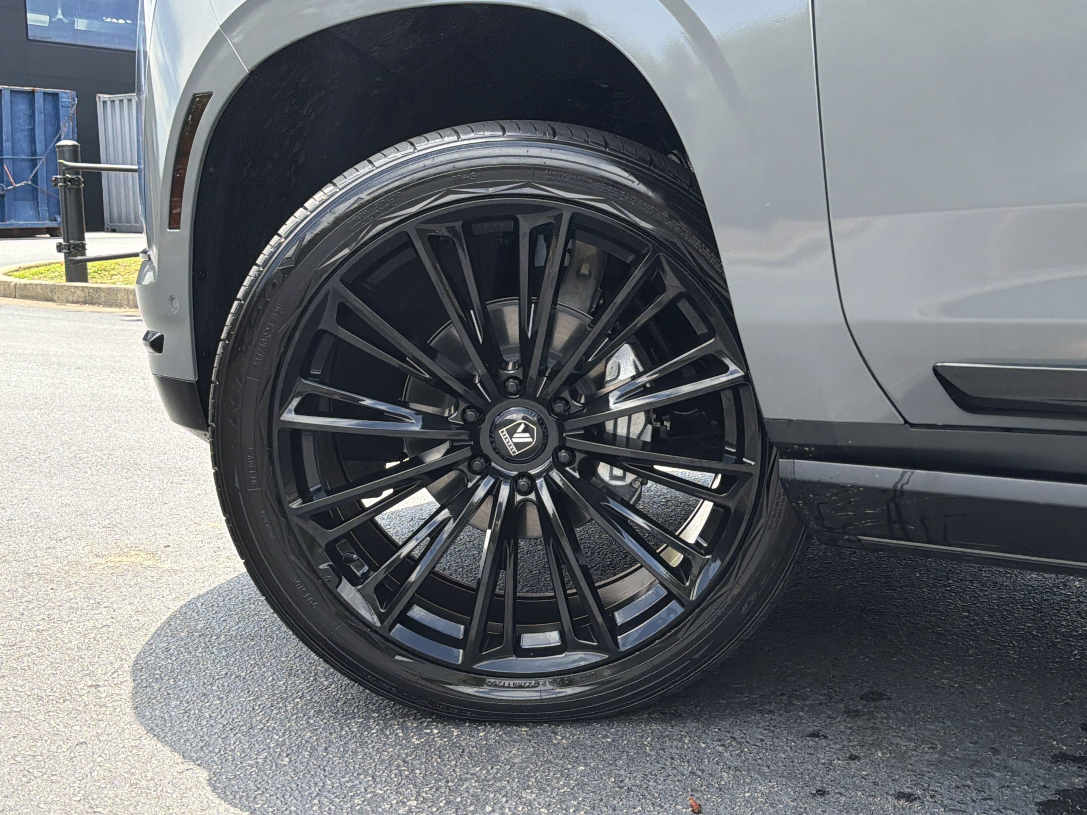 Used 2026 Cadillac Escalade Platinum Sport w/ LPO, Floor Liner Package AWD/4WD image 19