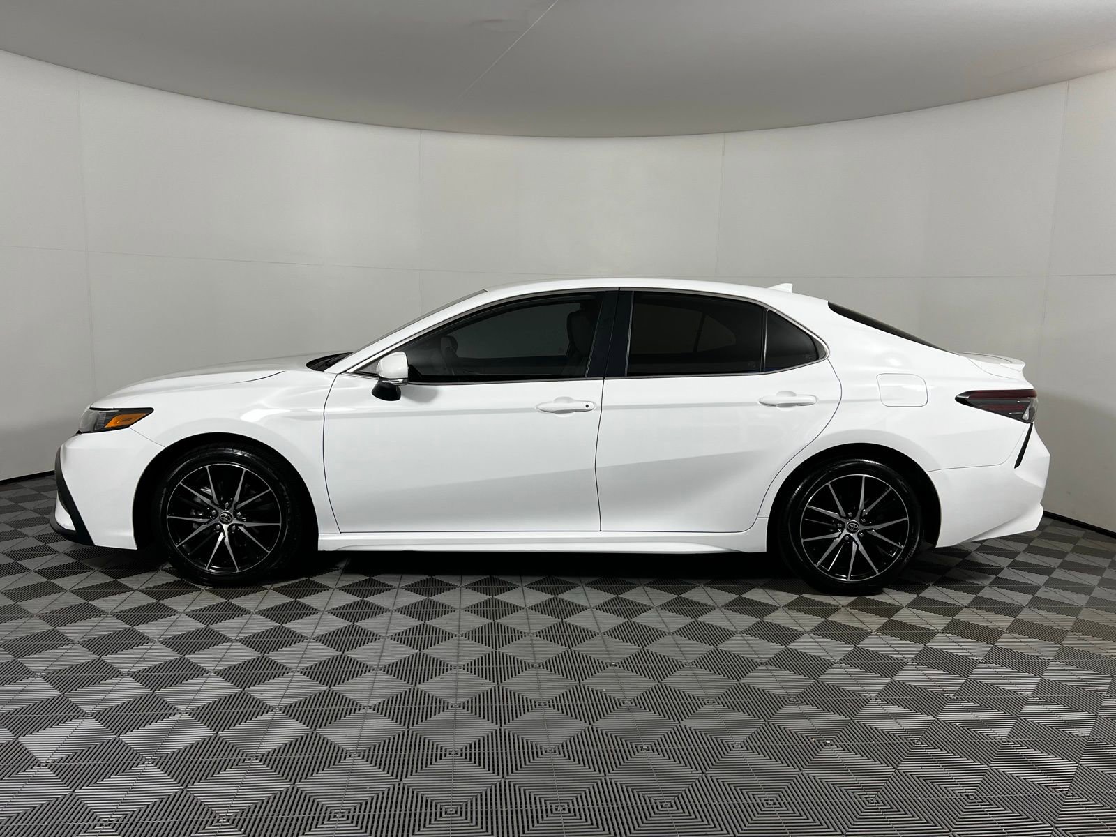 Used 2024 Toyota Camry SE image 8