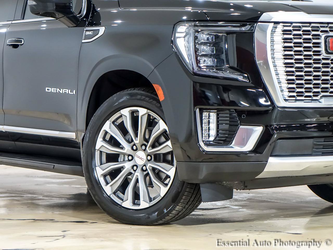 Used 2021 GMC Yukon XL Denali w/ LPO, Illumination Package AWD/4WD image 3
