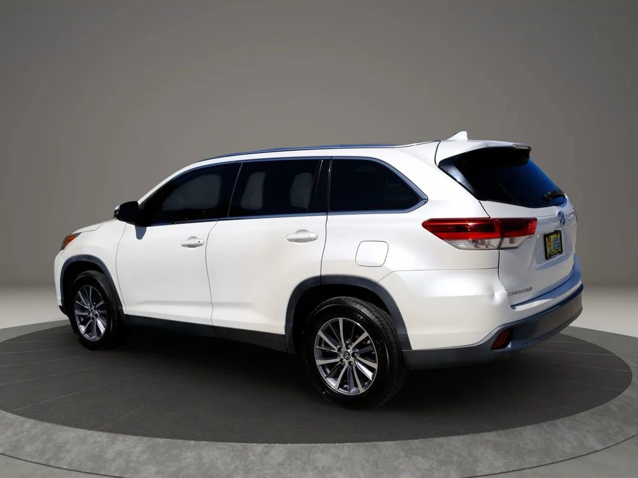 Used 2019 Toyota Highlander XLE image 4