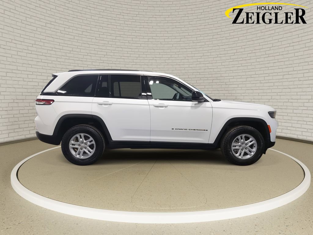 Used 2023 Jeep Grand Cherokee Laredo image 4
