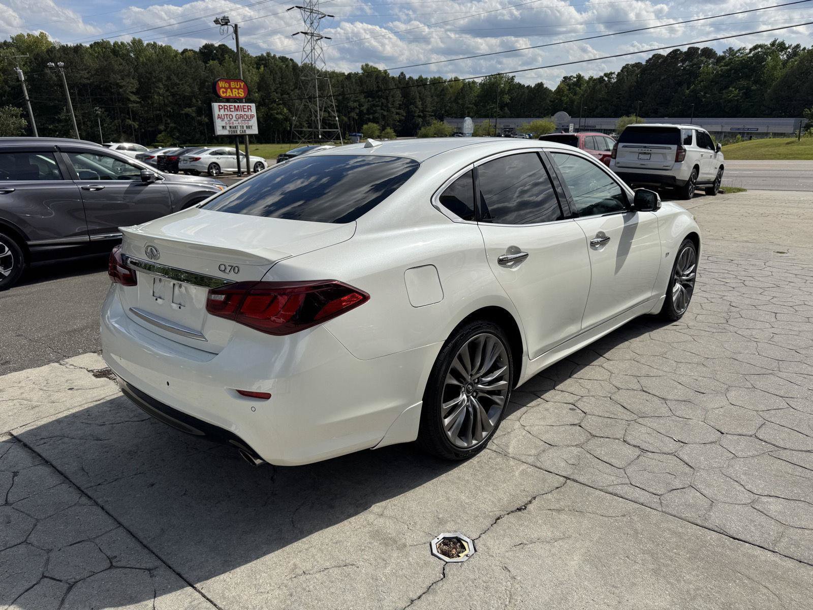 Used 2018 INFINITI Q70 Luxe RWD image 13