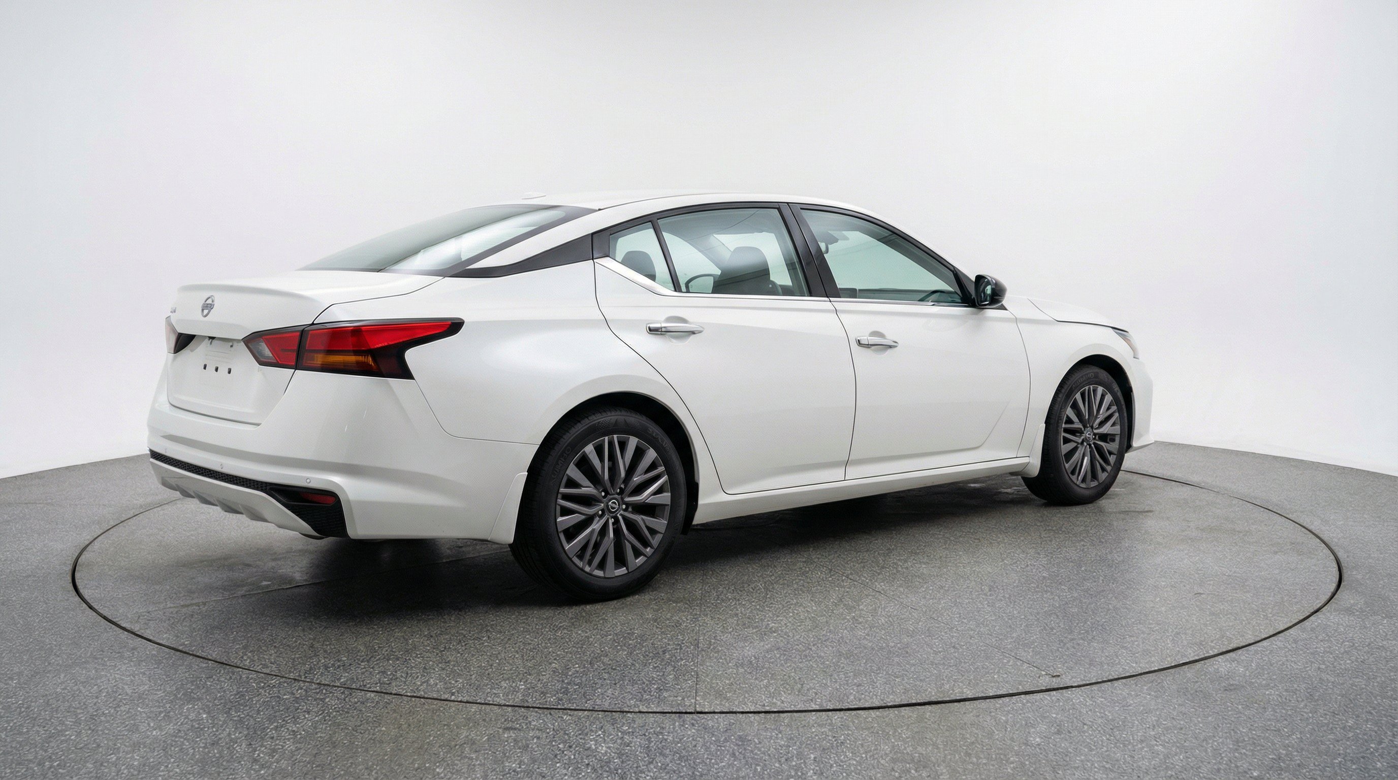 Used 2025 Nissan Altima 2.5 SV FWD image 9