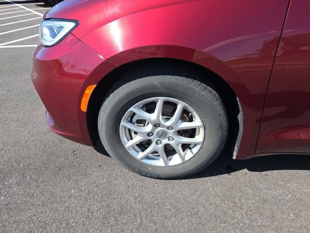 Used 2023 Chrysler Pacifica Touring-L image 17