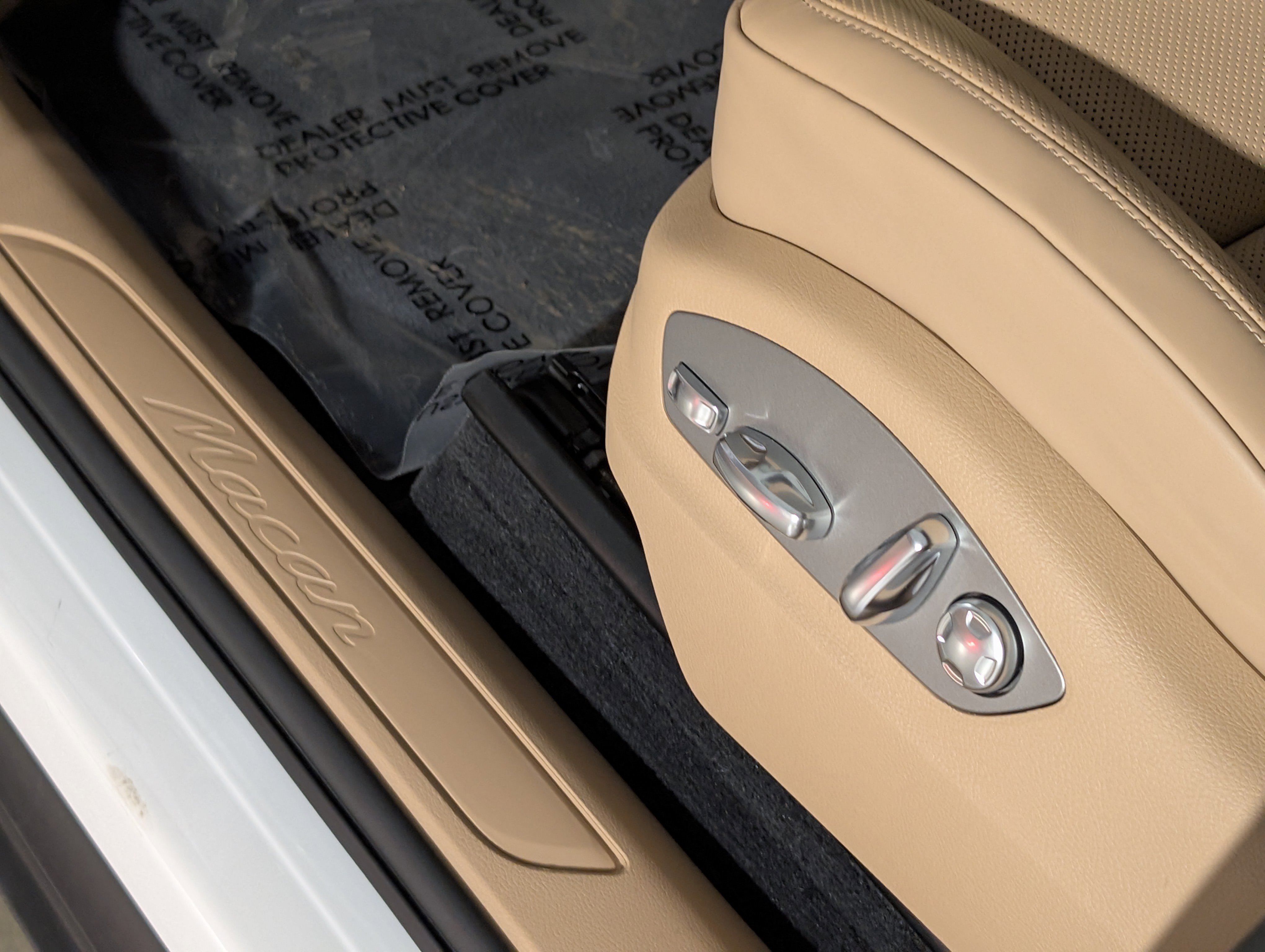 Certified 2025 Porsche Macan image 17