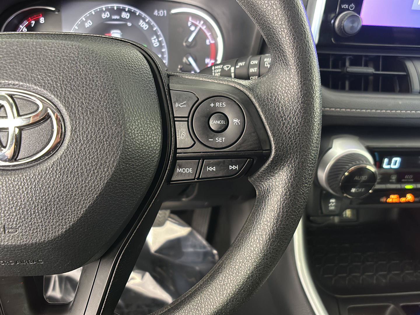 Used 2024 Toyota RAV4 XLE AWD/4WD image 32