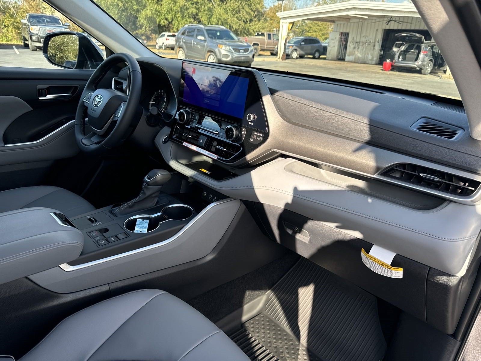 New 2025 Toyota Highlander XLE FWD image 37