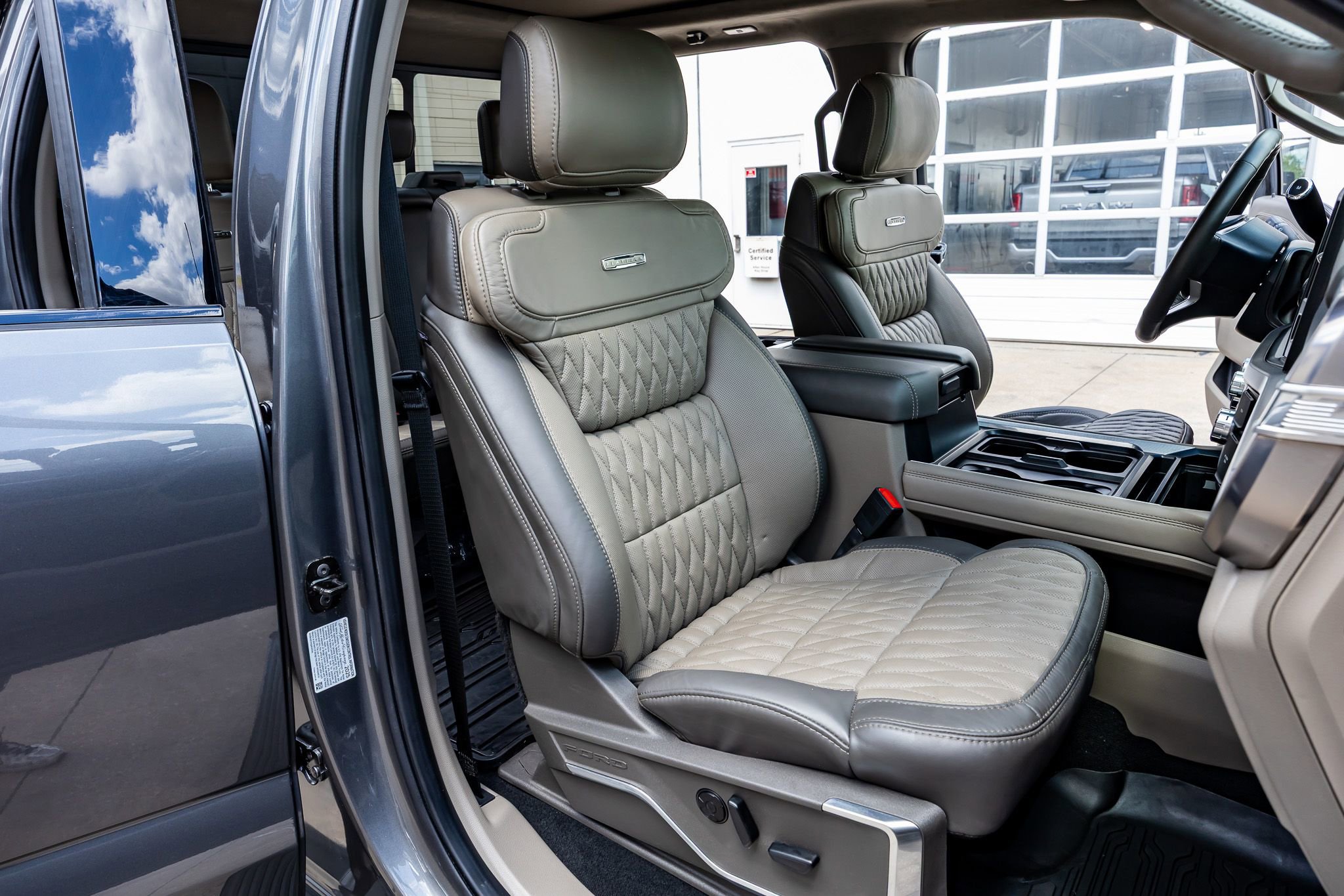 Used 2025 Ford F350 Platinum w/ Platinum Plus Package image 32