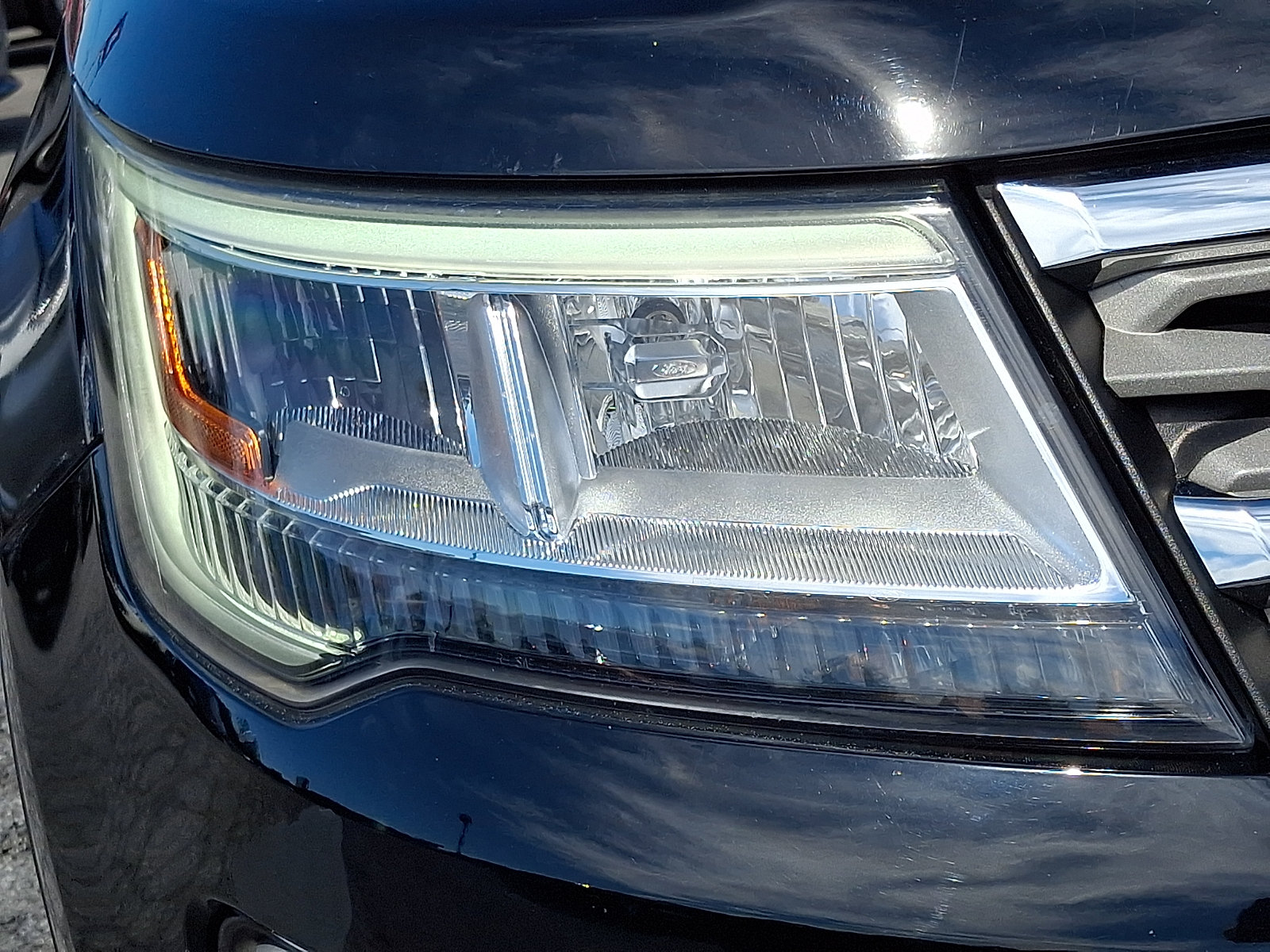 Used 2018 Ford Explorer XLT AWD/4WD image 9