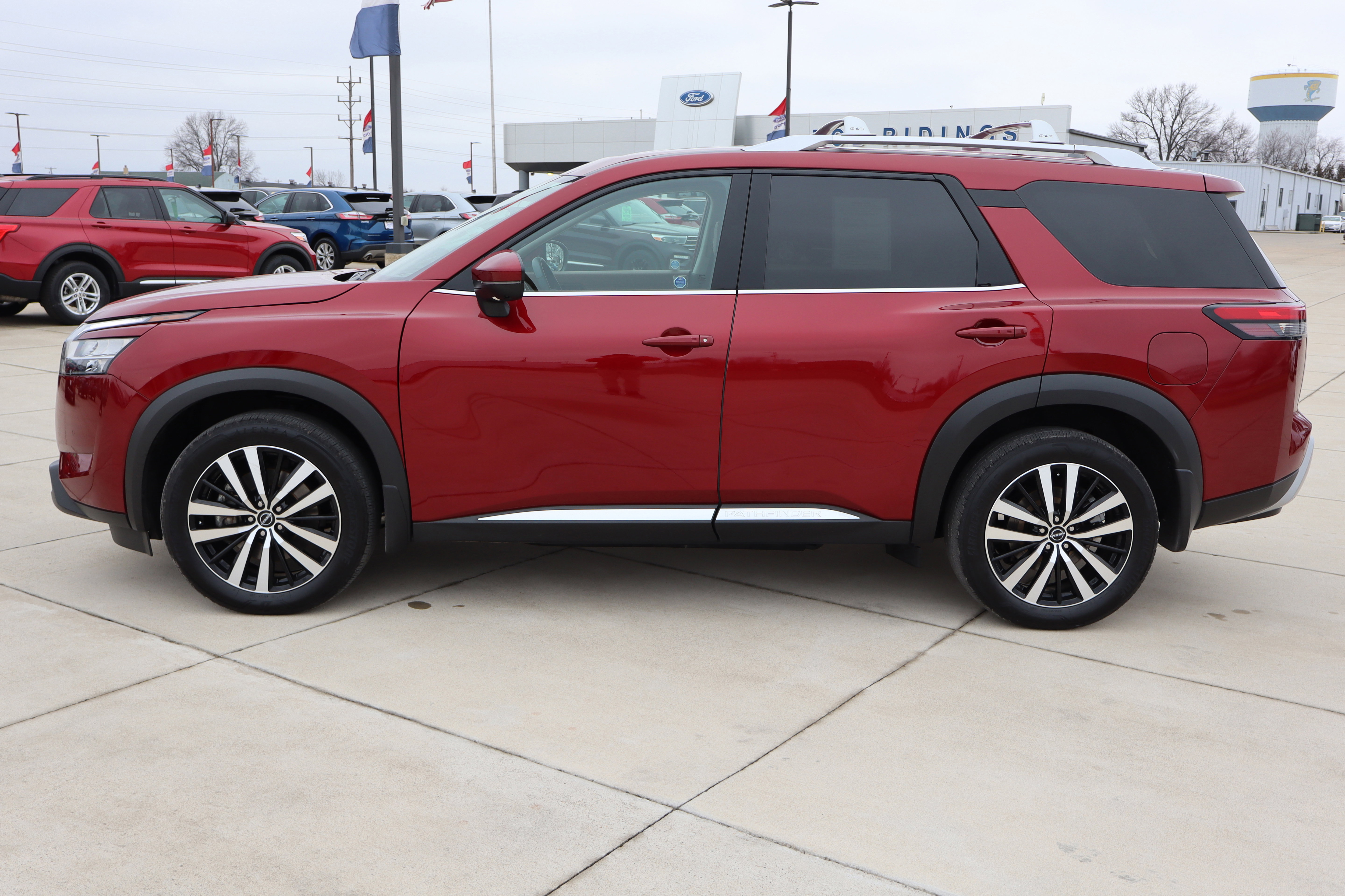 Used 2024 Nissan Pathfinder Platinum w/ Cargo Package image 9