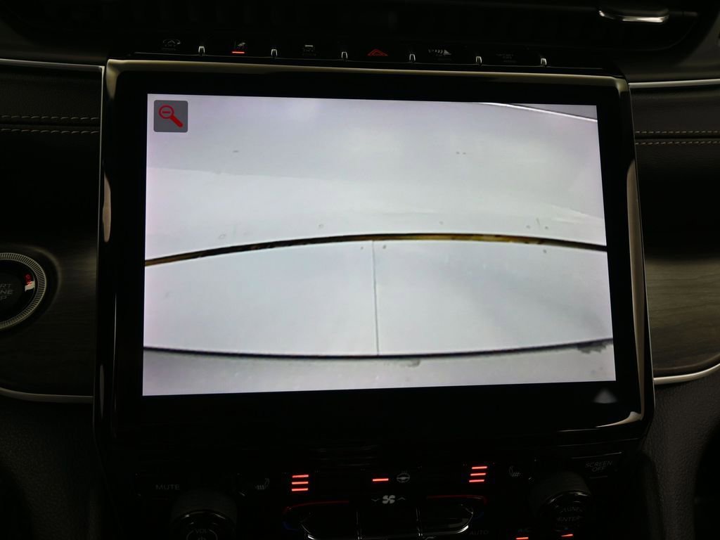 Used 2023 Jeep Grand Cherokee Limited w/ Black Appearance Package image 21