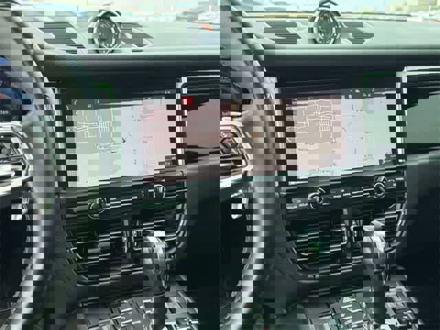 Used 2020 Porsche Macan w/ Premium Package Plus image 24