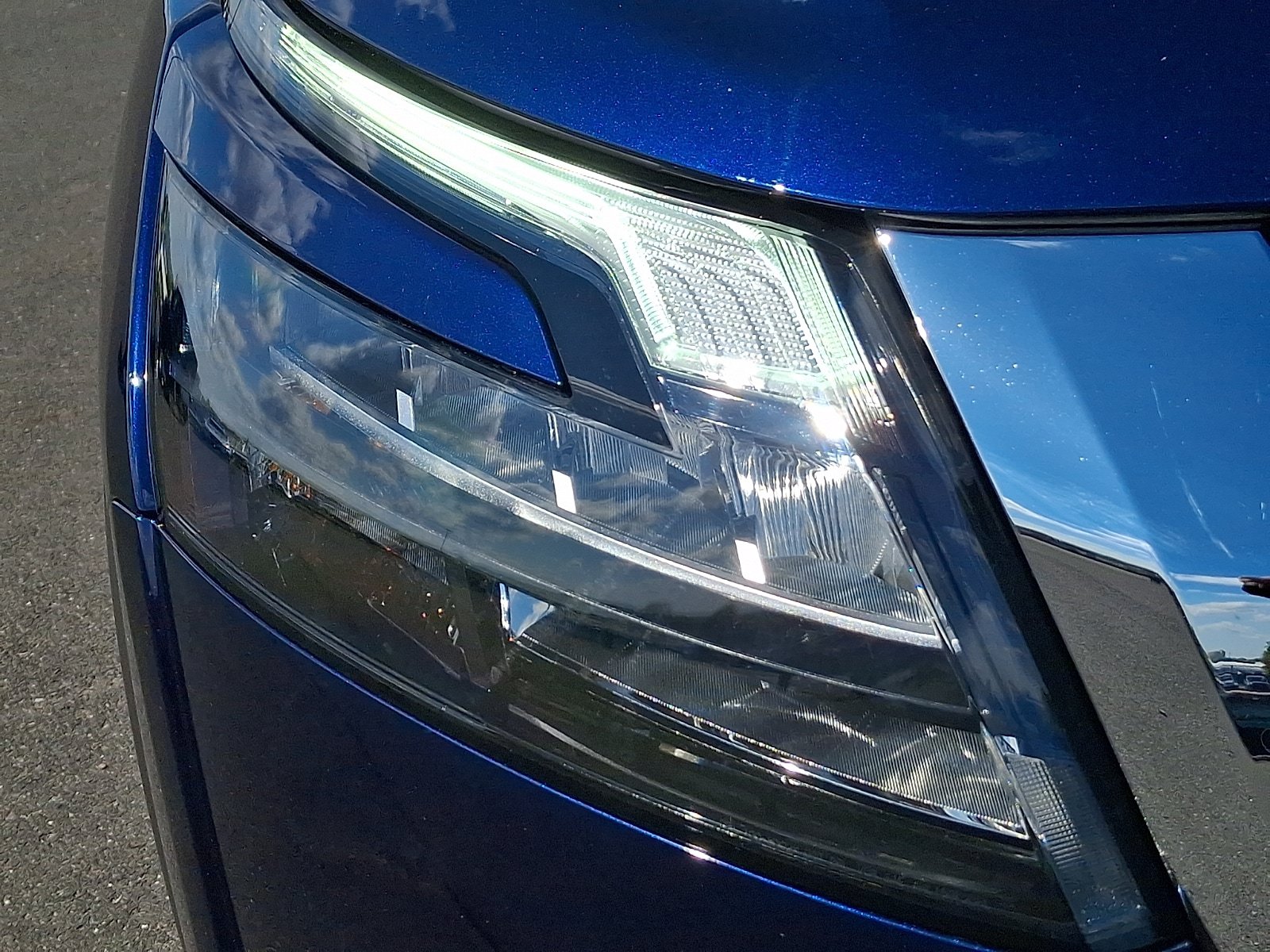 Used 2025 Nissan Pathfinder SV AWD/4WD image 9