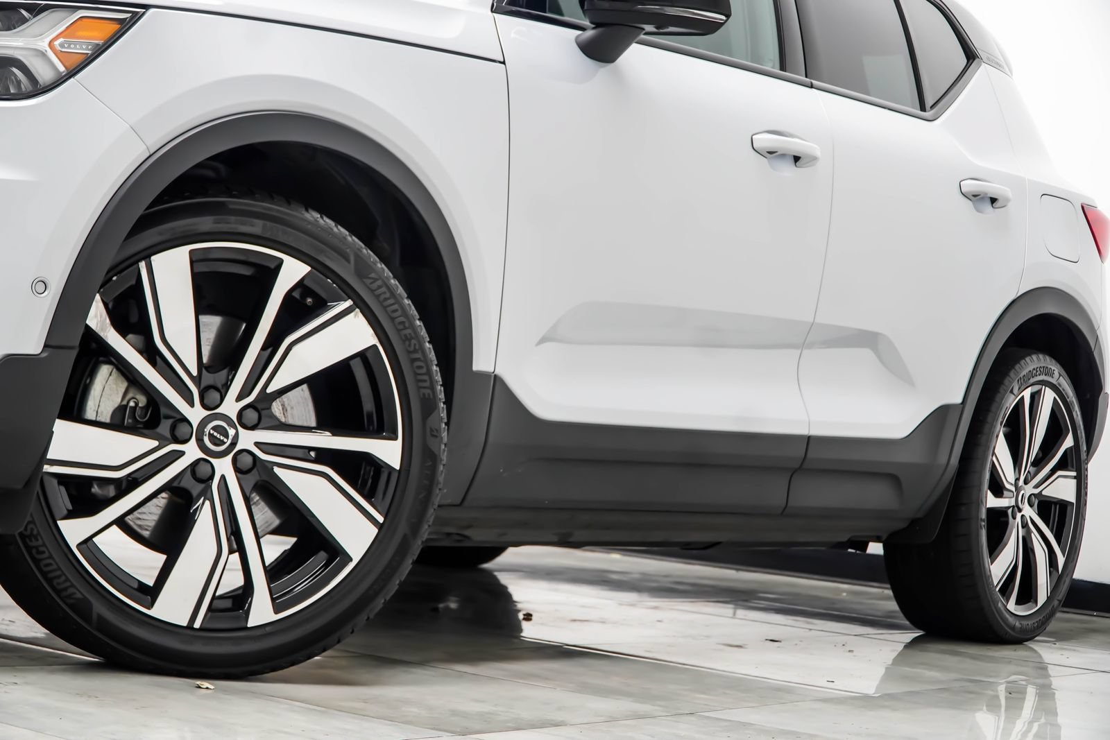 Used 2022 Volvo XC40 P8 Recharge Ultimate AWD/4WD image 4