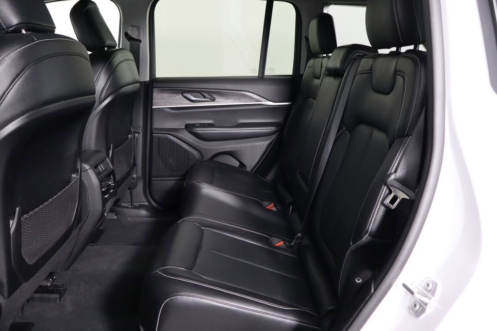Used 2023 Jeep Grand Cherokee Limited w/ Black Appearance Package AWD/4WD image 16